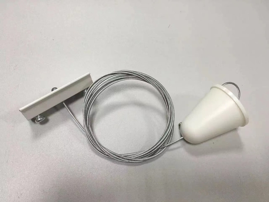 Pista che accende i corredi della sospensione con il metallo del supporto del morsetto della pinza di presa del soffitto del cavo
