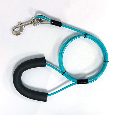 Il PVC ha ricoperto il legame del cane del guinzaglio dell'animale domestico del cavo verso l'esterno il palo ed il legame verso l'esterno cavo per i cani fino a 90 libbre